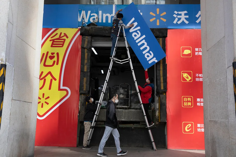 Den amerikanske detaljhandelskjeden Walmart har havnet i kinesiske myndigheters søkelys etter beskyldninger om at selskapet tvinger kinesiske leverandører til å kutte prisene for å kompensere for de økte, amerikanske tollsatsene.