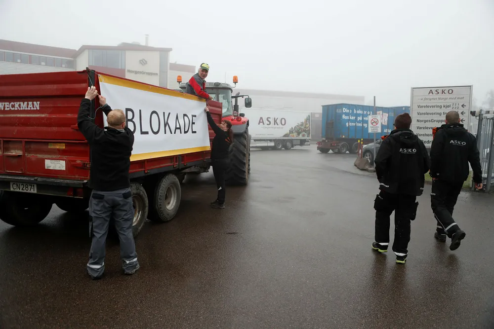 Bønder blokkerer utkjøring av varer fra grossistlageret til ASKO på Kalbakken i Oslo fredag morgen. Foto: Scanpix/NTB scanpix
