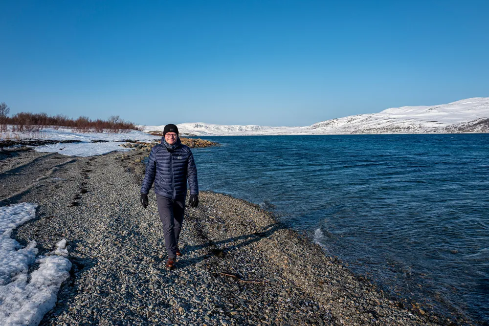 På dette forblåste neset i Finnmark vil energigründer Bjørgulf Eidesen, som står bak børsnykommeren Horisont energi, bygge en ny industriepoke med utslippsfritt maritimt drivstoff. Om fire år skal skip med blå ammoniakk seile ut fjorden.