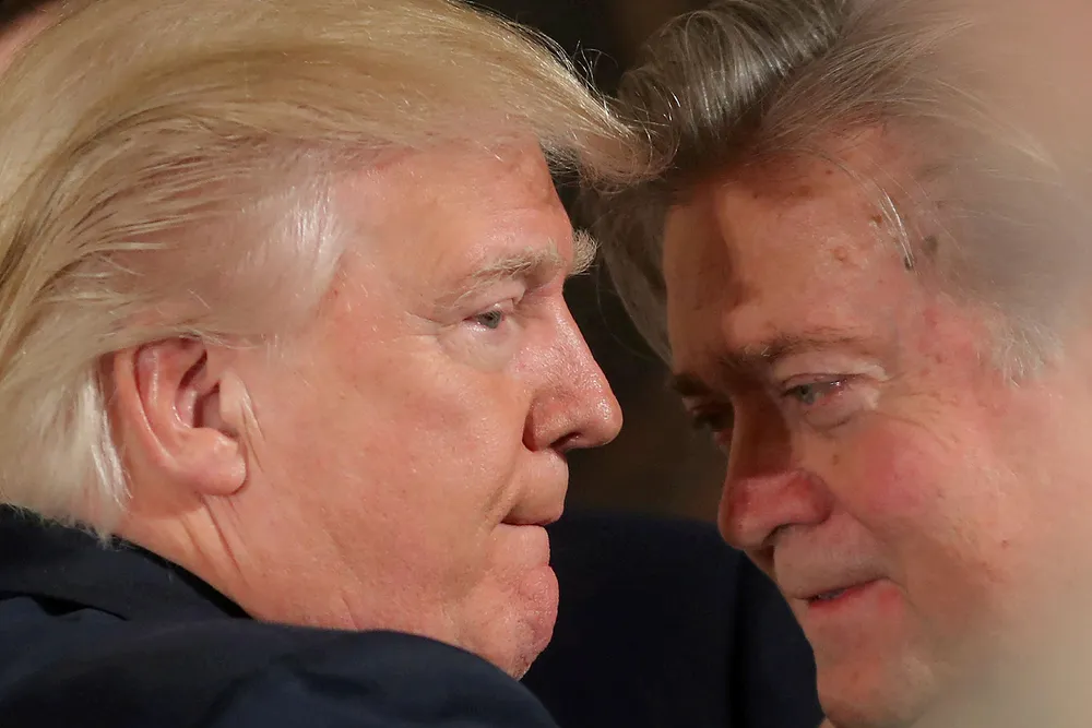 President Donald Trump ber Steve Bannon slutte å avsløre konfidensiell informasjon om familien og selskapet. Foto: Carlos Barria/Reuters/NTB Scanpix