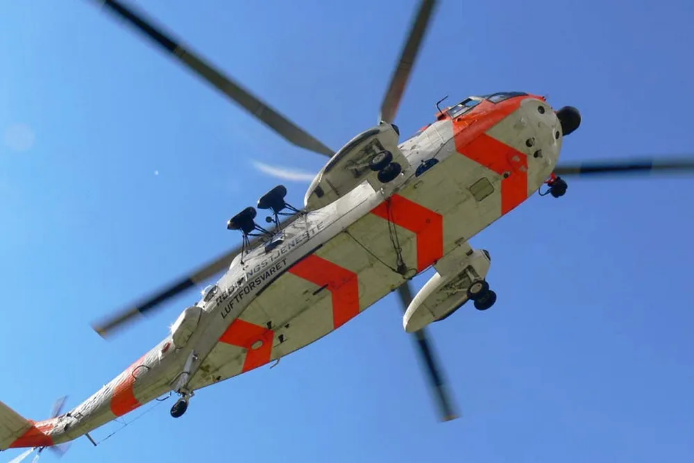 Det ble sendt ut helikopter for å bistå etter melding om en sjark som ble observert grunnstøtt.