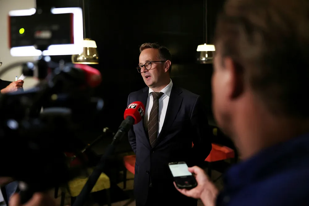 Riksmegler Mats Wilhelm Ruland sier meglingen i frontfaget er svært krevende. Partene megler natt til fredag på overtid. Kommer de ikke til enighet, blir det storstreik i industrien.
