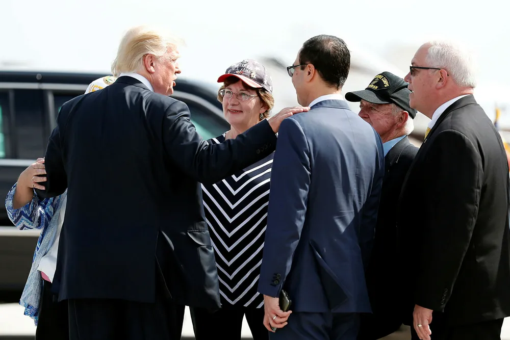 USAs president Donald Trump kjemper med ryggen mot veggen og trenger en politisk seier. Her hilser han på en kvinnelig tilhenger da han sammen med finansminister Steven Mnuchin (i midten med ryggen til) la frem sin foreløpige plan om skattereform i Indianapolis. Foto: Alex Brandon/AP/NTB Scanpix