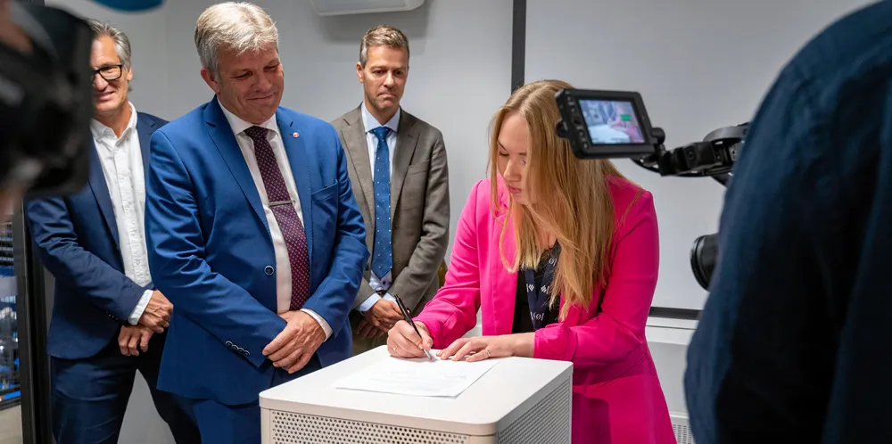 Styremedlem i organisasjonen Hun Fisker Ida Marie Grape, signerte avtalen mot trakassering i fiskerinæringen. Vitne til signeringen var fiskeri- og havminister Bjørnar Skjæran. Bak står likestillings- og diskrimineringsombud Bjørn Erik Thon og sjøfartsdirektør Knut Arild Hareide, som var de to første til å signere avtalen.