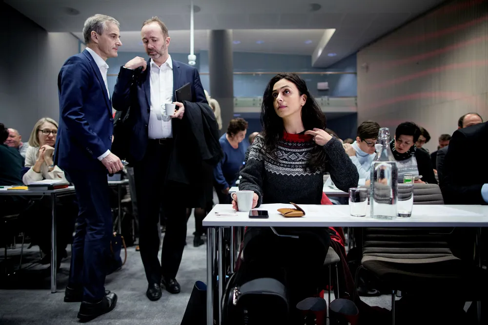 Nestleder Hadia Tajik i Arbeiderpartiet under stortingsgruppens seminar i Bergen. Bak står (fra venstre) leder Jonas Gahr Støre og nestleder Trond Giske. Foto: Ida von Hanno Bast
