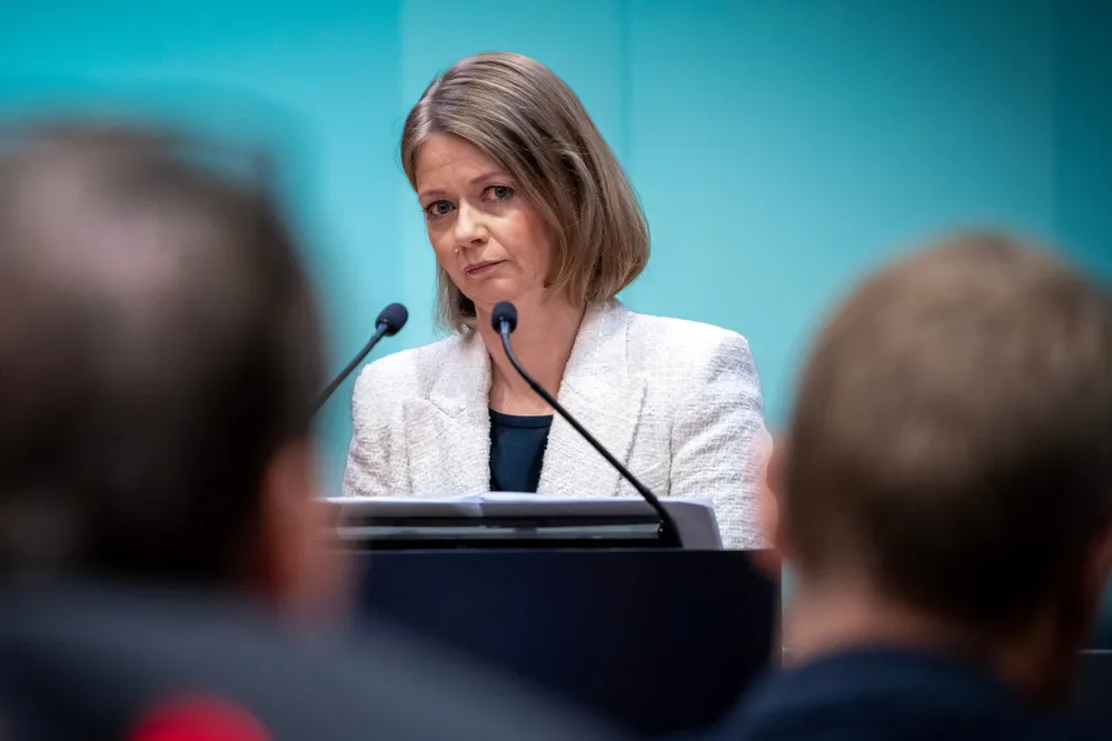 Sentralbanksjef Ida Wolden Bache (bildet) peker på to grunner til at vi er annerledes: Svak krone og høy lønnsvekst, skriver Knut Anton Mork.