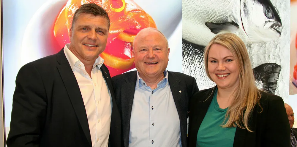 SATSAR SAMAN: Seaborn og Inka har jobba saman i over ti år, og styrkar med denne kontrakten samarbeidet for ytterlegare fleire år framover. Frå venstre: Viseadministrerande direktør Frank Yri i Seaborn, dagleg leiar og eigar Karsten Austevoll i Inka, og Kari Marie Austevoll Lyssand i Inka.