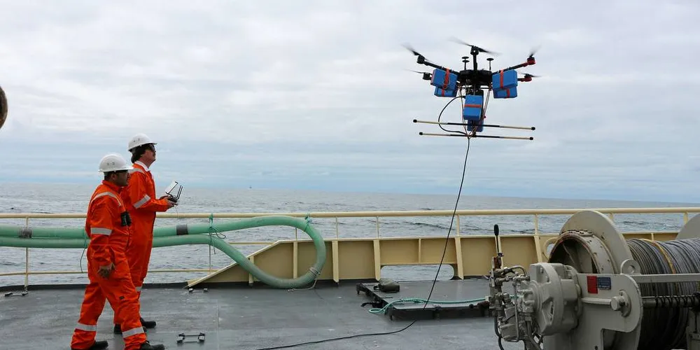PILOT: Havforskningsinstituttet bruker dronen til Birdview AS for å finne sildestimer på forskningstokt. Henning Pedersen (høyre) og Pouyan Hamidiasl (venstre) kontrollerer dronen manuelt. Foto: Havforskningsinstituttet