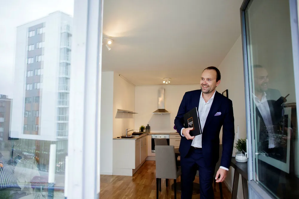 Boligmarkedet har kjølnet. Da må Anders Langtind og andre meglere gjøre mer for å få solgt. Foto: Javad Parsa