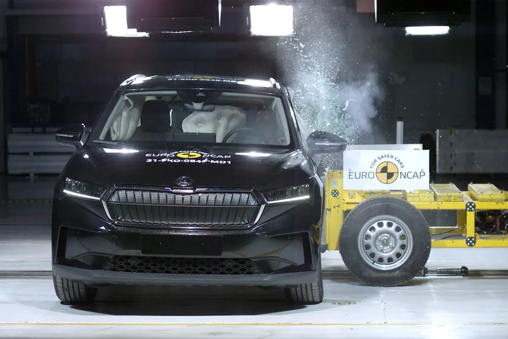 Både Skoda Enyaq og slektningen VW ID. 4 gjør det godt i kollisjonstest.