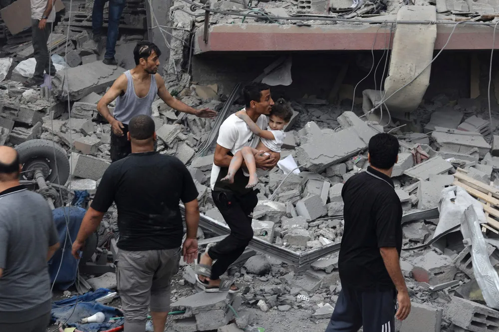 Sivilbefolkningen på begge sider rammes hardest. Her fra Gaza mandag.