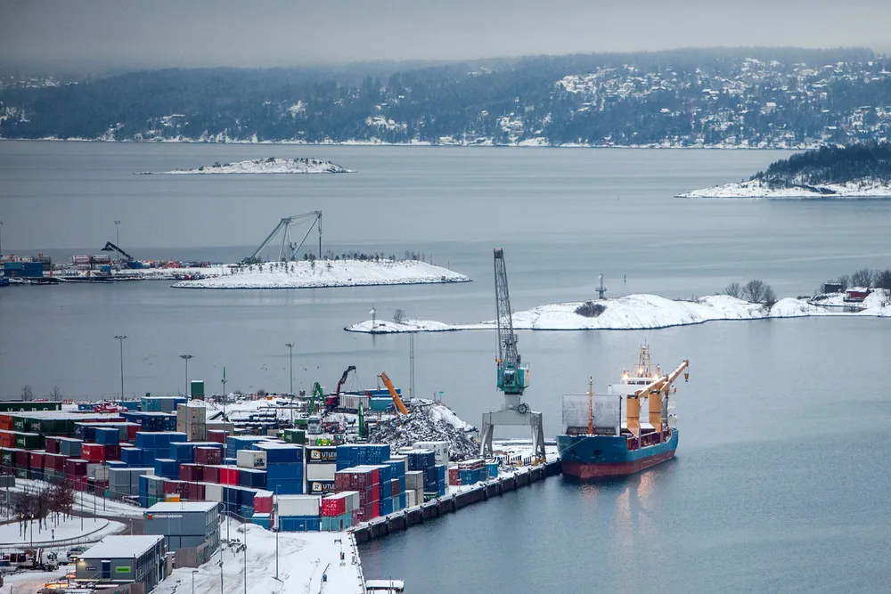 Vi står foran en ny vinter hvor stadig flere lastebiler skal gjøre det farlig langs norske veier. Det er på høy tid å styrke miljøvennlig transport – ikke bare vedta at man skal gjøre det, skriver artikkelforfatterne.