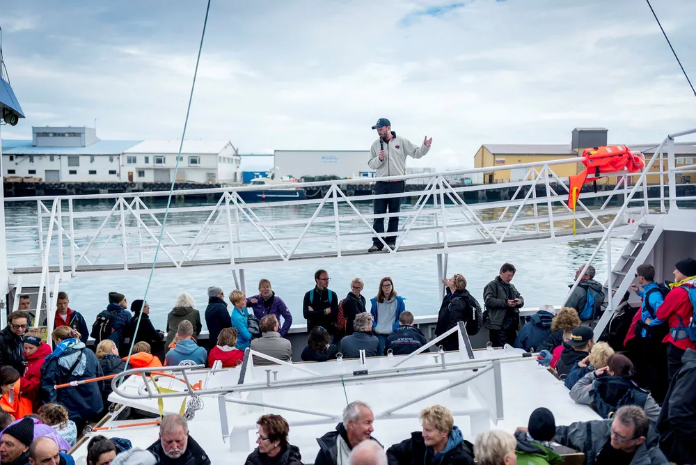 Guide Robert Kralovic i Hvalsafari as tar med 100 turister på hvalsafari utenfor Andenes. Foto: Skjalg Bøhmer Vold