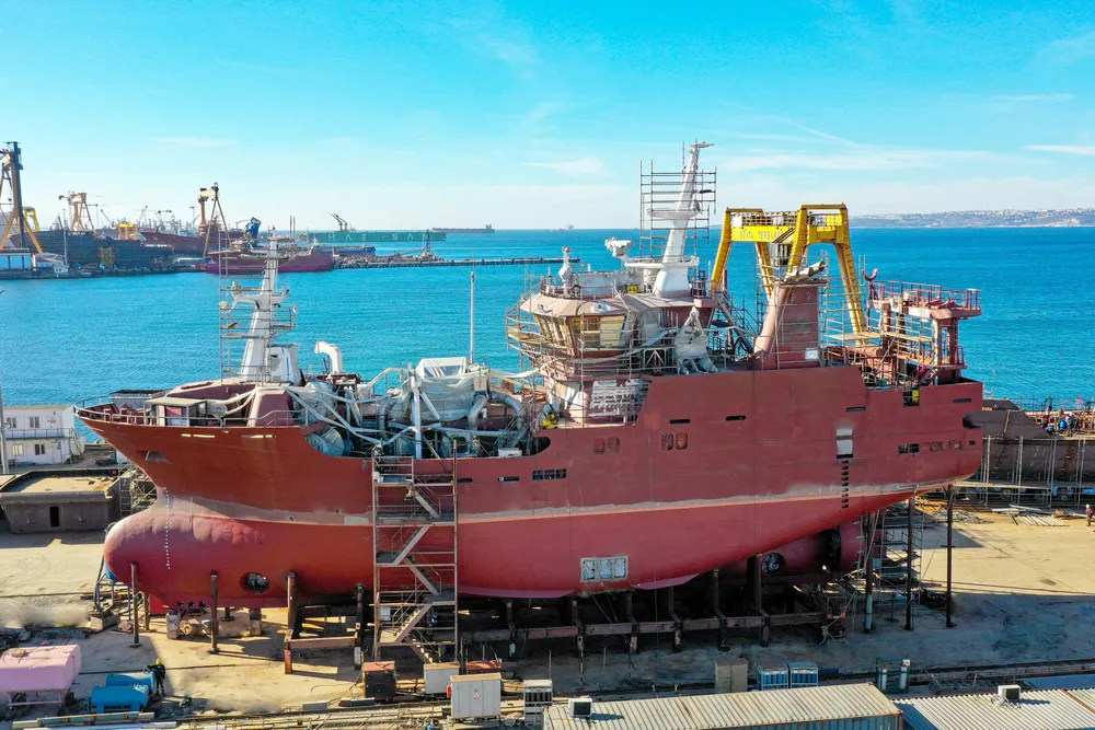 «Barentsea» er det foreløpige navnet på det som opprinnelig var «Radek», her under bygging ved Özata Shipyard i Istanbul, Tyrkia.