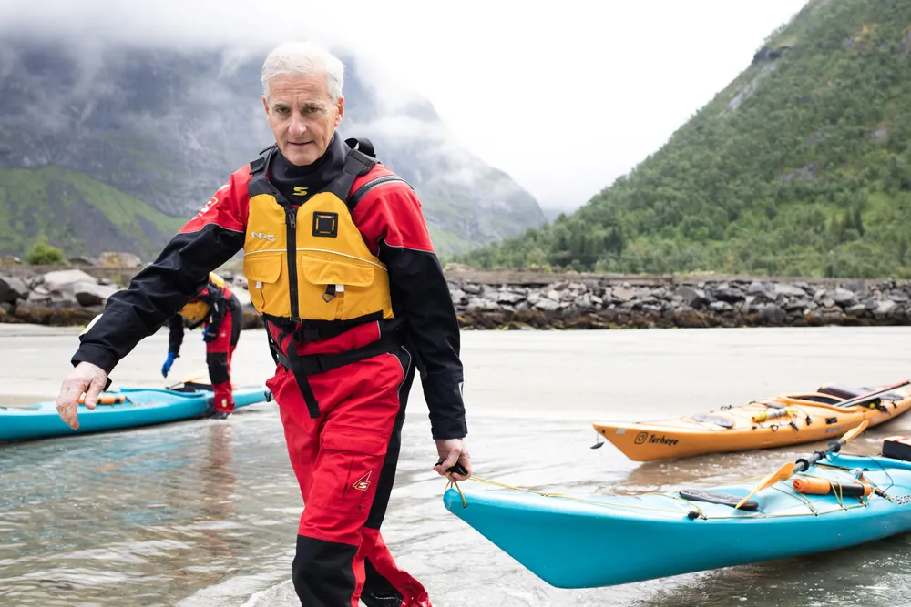 DRAR DET I LAND: Jonas Gahr Støre ser ut til å stikke av med valgseieren i DNs siste måling. Her på kajakktur på Senja i dag.
