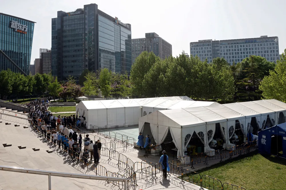 Den kinesiske finansmetropolen Shanghai har vært nedstengt siden i mars. I løpet av denne uken skal nesten hele befolkningen i hovedstaden Beijing testes tre ganger for koronasmitte. Her fra Haidian i Beijing på tirsdag.
