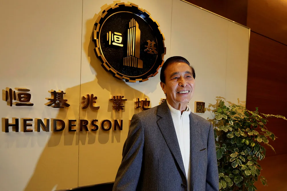 Det er folkesport å tjene penger i Hong Kong – om det er på børsen, eiendomsinvesteringer eller gambling. Lee Shau-kee har bygd opp en av Asias største formuer ved børsen. Nå har han tapt et milliardveddemål – med glede. Foto: Bobby Yip/AFP/NTB Scanpix