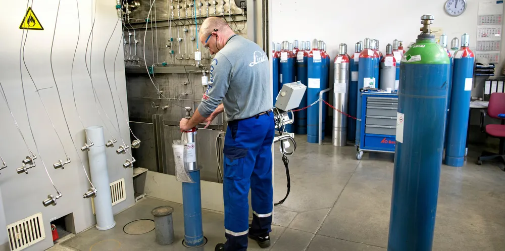 Hydrogen vil bli tilgjengelig, og havbruksnæringen vil i enda større grad enn tidligere kunne ta del i utviklingen av disse verdikjedene. Bildet er fra gassanlegget Linde utenfor Leipzig. En arbeider fyller hydrogen på en flaske.