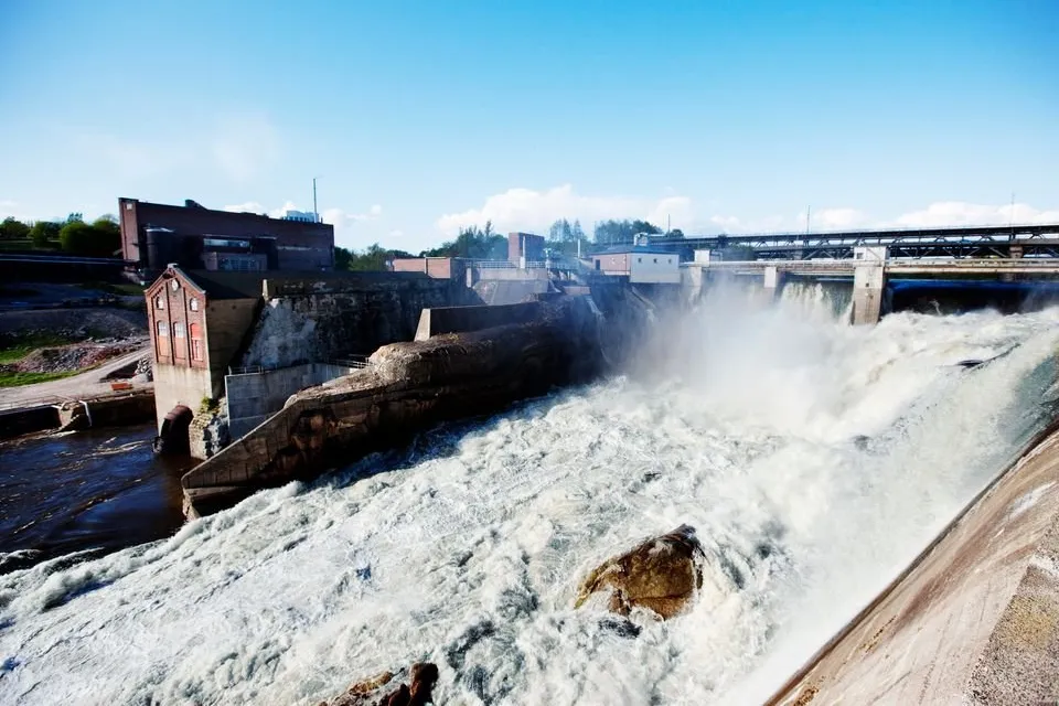Sarpsfossen mot Borregaard. Hafslund Sarpefossen er Nord-Europas største foss for kraftproduksjon.