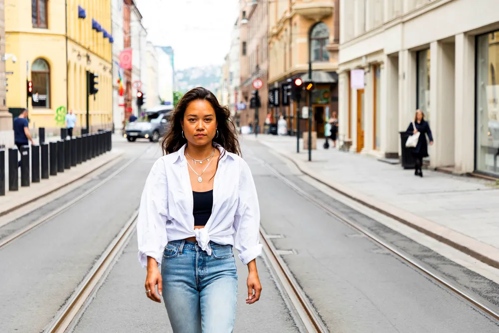 Som norgessjef i det danske smykkemerket Maria Black, driver Eliza-Mari Almazol butikk og piercingstudio i Prinsens gate i Oslo, og gjør samtidig engrossalg av smykkene til rundt 100 norske butikker. Hun har gitt rabatt og betalingsutsettelser til mange av butikkene, men må selv betale full leie.