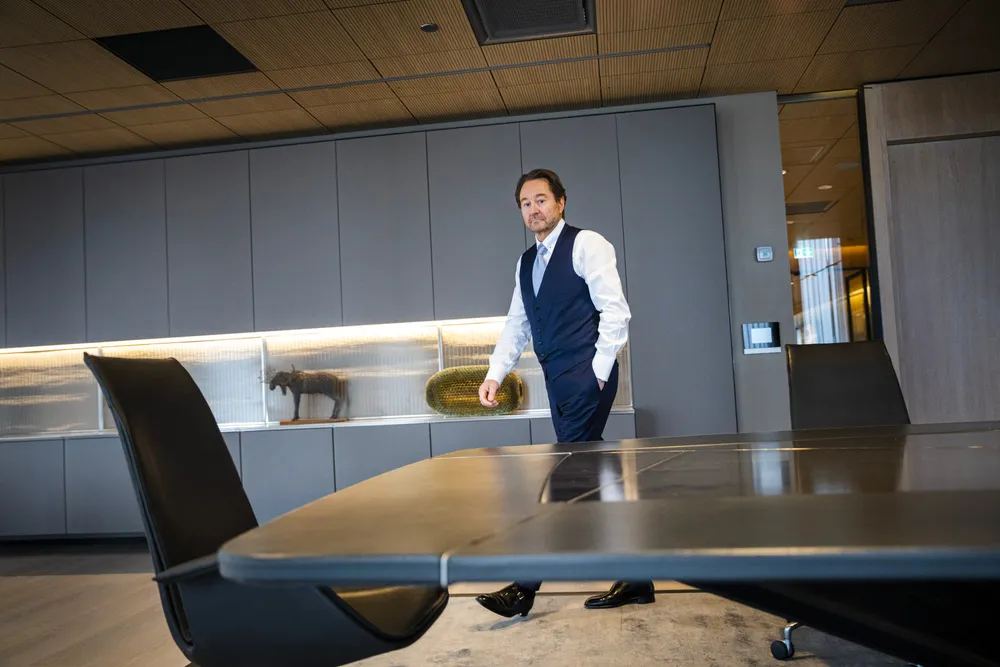Kjell Inge Røkkes Aker Capital er største eier i den nye hydrogensatsingen. I motsetning til flere av det siste års børsnoteringer, der kursene umiddelbart har gått til værs, har Aker Clean Hydrogen falt markant.