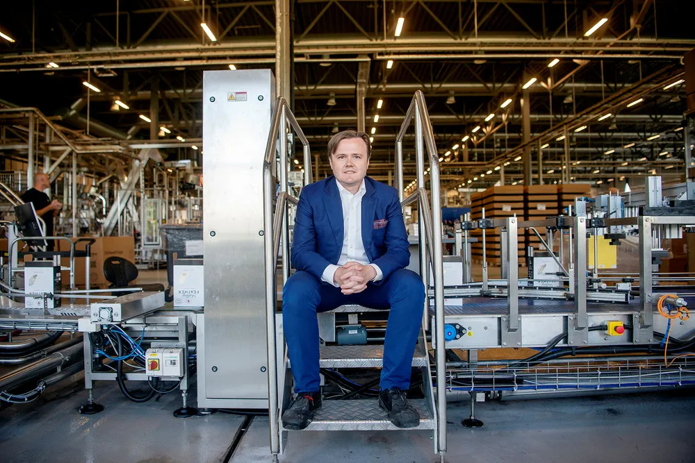 Tappe- og pakkemaskinene ved Arcus' produksjonsanlegg på Gjelleråsen har gått for fullt denne våren. Her er Eirik Andersen som er konserndirektør for vin i Norge