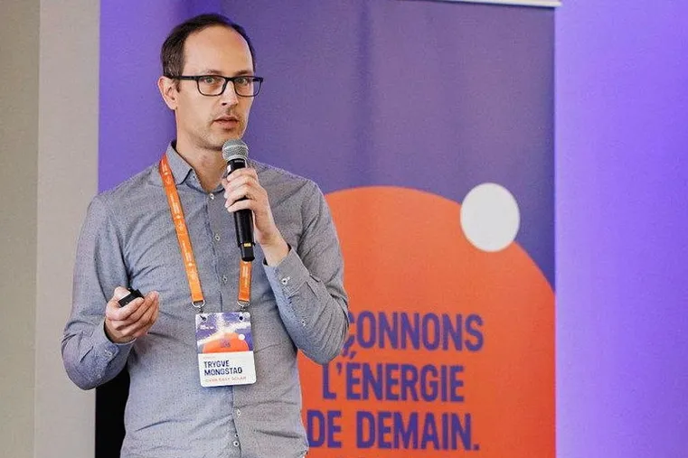 Gründer og daglig leder i Over Easy Solar, Trygve Mongstad, deltok nylig på en samling i regi av oppstartsprogrammet Free Electrons Program i Canada. Der fikk Over Easy og andre nystartede selskaper vist seg frem for infrastrukturselskaper fra hele verden.