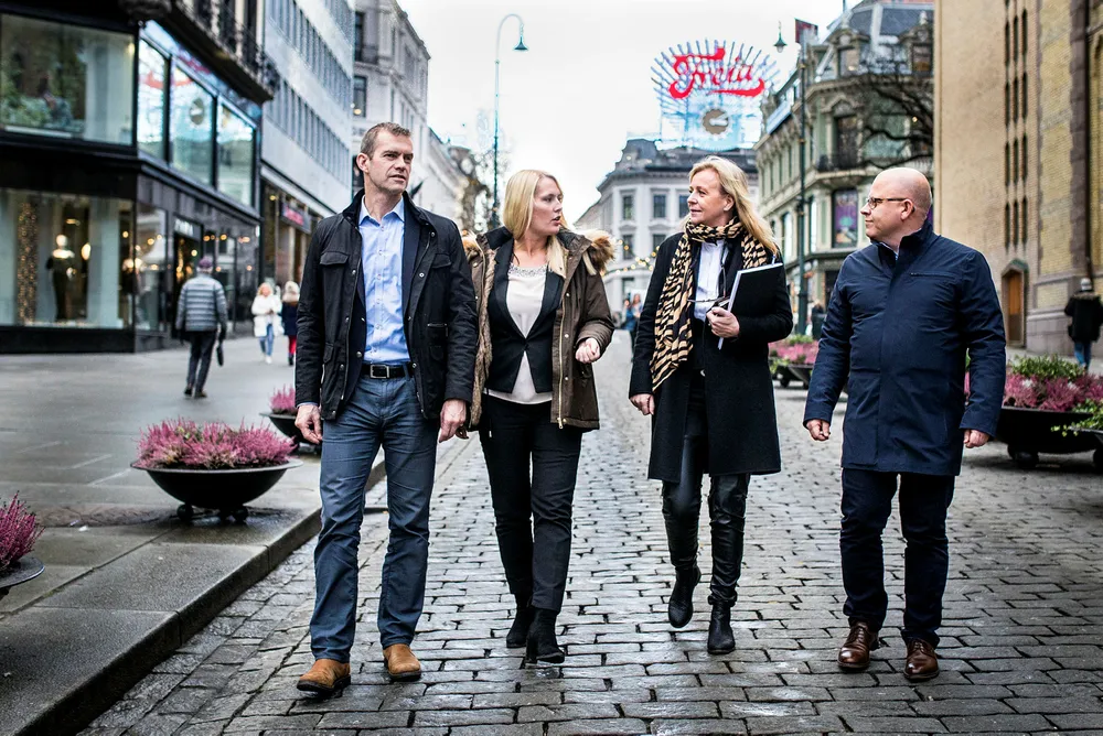 DNs boligpanel, som består av forskningssjef Erling Røed Larsen i Eiendomsverdi (til venstre), forsker Mari Mamre i Ny Analyse, regionsjef Tone C. Krange i DNB Eiendom og administrerende direktør Baard Schumann i Selvaag Bolig, tror på ny boligopptur neste år. Foto: Javier Auris