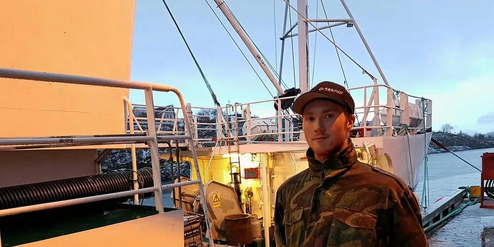 STORTRIVES: Olav Olavson Aga fra Rødøy stortrives som elev på akvakulturlinjen på Meløy videregående. Mye av årsaken til det ligger i at elevene får godt med tid i praksis hos lokalt næringsliv, mener han.Foto: Keneth Didriksen