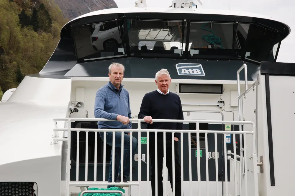 – Jeg tror på løsning, sier styreleder Gustav Johan Nydal. Her sammen med direktør Tor Øyvind Aa på hurtigbåten «Vår» som skulle gått til Norled i Trondheim. Avtalen ble kansellert og Brødrene Aa meldte oppbud.