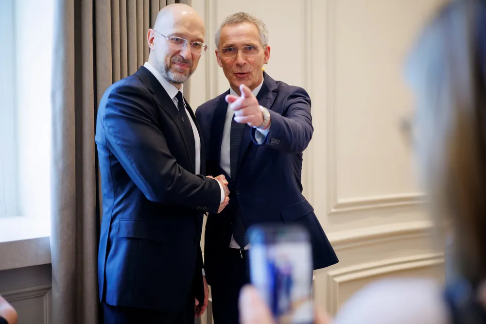 Jens Stoltenberg (til høyre), møter statsministeren i Ukraina Denys Sjmyhal, da de begge er i Chamber of Commerce i USA.