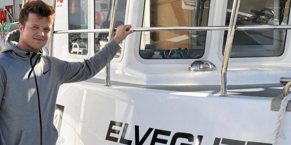 EGEN BÅT: Håvard Håheim Elveseter (20) er stolt eier av "Elvegutt" som stod ferdig i april. Utdanning og yrkesmål er klart.