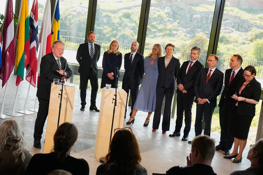 Danmarks utenriksminister Lars Løkke Rasmussen på talerstolen foran nordiske og baltiske kolleger i grupperingen NB8 på Bornholm i april.