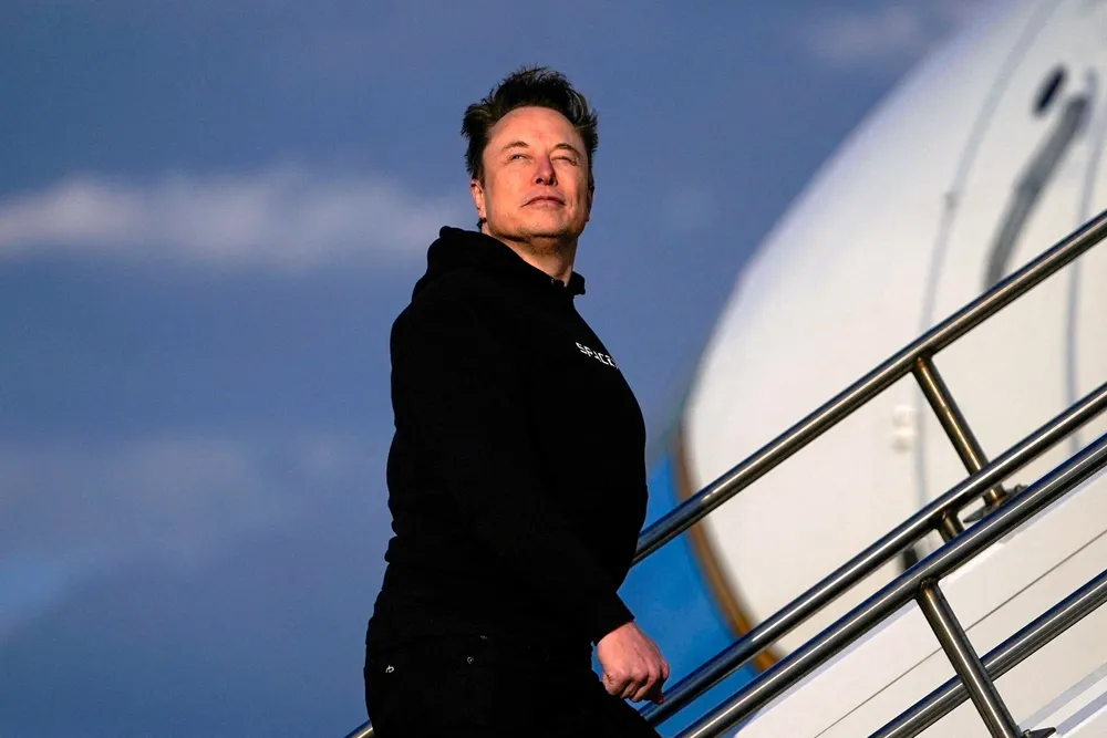 Tesla-sjef Elon Musk går om bord Air Force One i New Jersey i mars.