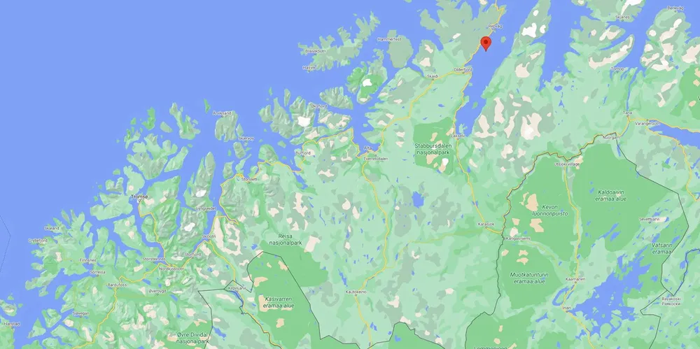 En liten sjark sank i Porsangerfjorden i 12-tiden fredag.
