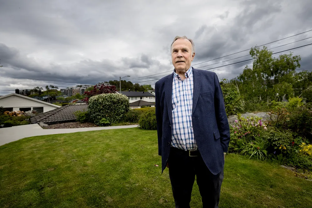 Odd Magne Reme, her avbildet utenfor hjemmet i Kristiansand, krever over ti millioner kroner i erstatning fra staten.