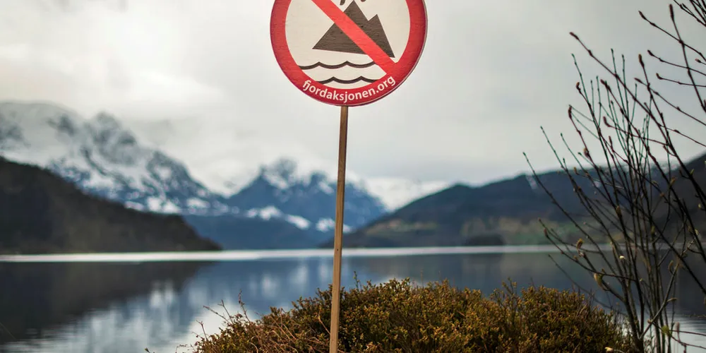 REN FJORD: Det er gitt tillatelse til å dumpe 250 millioner tonn med gruveslam i Førdefjorden. Dette til tross for at den nasjonale laksefjorden er særdeles ren og artsrik med fullt fungerende økosystem.