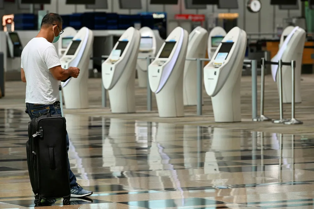 Singapore og Hongkong er blitt enige om å tillate reiser mellom de to byene forutsatt at de reisende tester negativt for koronaviruset. Her fra innsjekkingen ved hovedflyplassen Changi i Singapore i september.