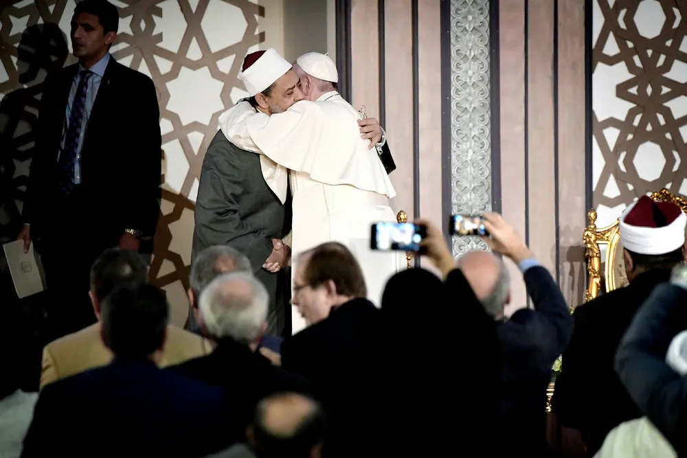 Da pave Frans møtte stor-imam Ahmed el-Tayeb i Egypt, brukte han også sin kjente «bear-hug». Bildet sier mer enn ord; jeg er slett ikke sikker på om imamen likte dette, men paven slo til. Foto: L'Osservatore Romano/AP/NTB Scanpix