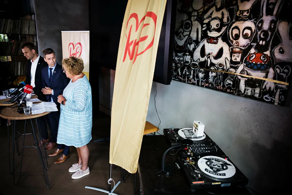 Ingen dj var på plass ved miksebordet da KrFs nestleder Kjell Ingolf Ropstad (fra venstre), leder Knut Arild Hareide og nestleder Olaug Bollestad oppsummerte stortingsåret på bar i Oslo. Foto: Per Thrana