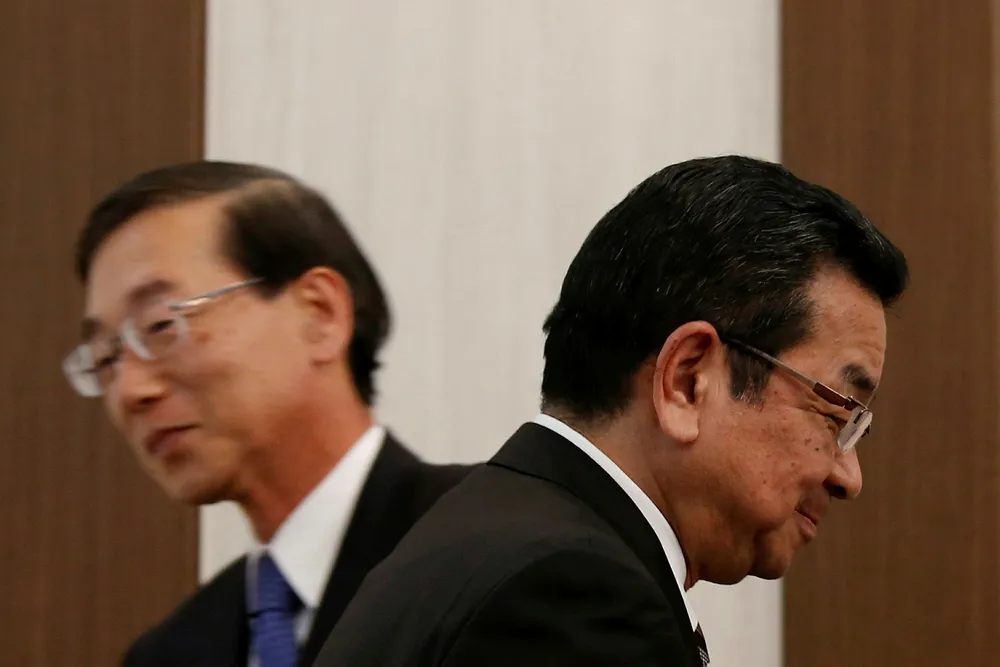 Hitachi Automotives konsernsjef Hideaki Seki og kollega Takahiro Hachigo hos Honda er blitt enige om å samarbeide på å utvikle nye elektriske bilmotorer. Foto: Kim Kyung-Hoon/Reuters/NTB Scanpix
