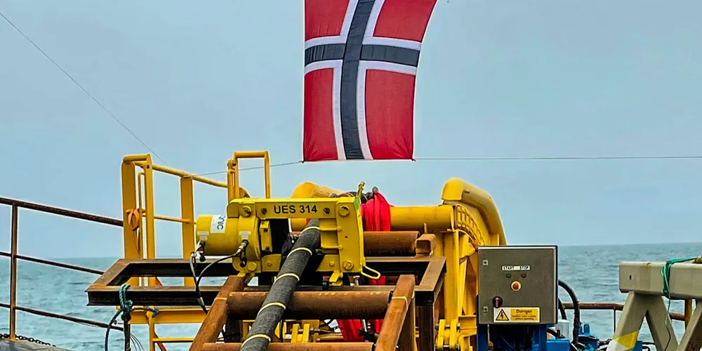 Strømmen som sendes over North Sea Link kjøpes og selges i en separat auksjon på kraftbørsen Nord Pool. Det gjør prissettingen uoversiktlig for kraftverkene, og de har gått glipp av over 1,5 milliarder kroner fordi de har satt prisen for lavt.