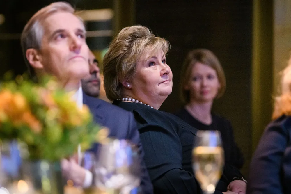 Det foreligger ikke overbevisende dokumentasjon på at redusert selskapsskatt i årene 2013-2019 har hatt sterke, positive effekter på økonomien, skriver Karen Helene Ulltveit-Moe. Erna Solberg (H) og Jonas Gahr Støre (Ap).