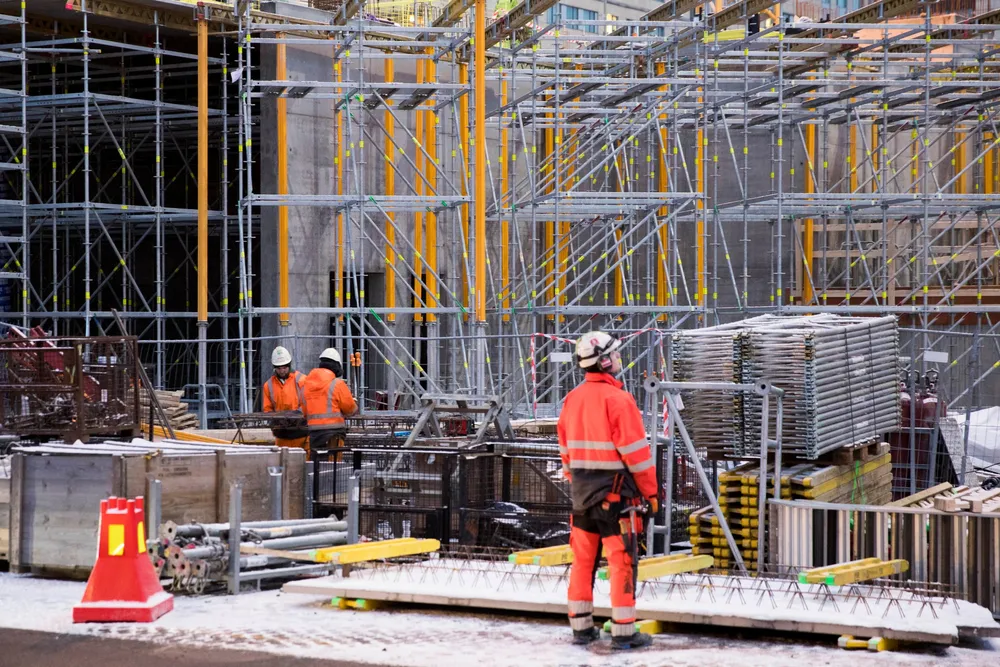 Innleieforbudet, som har utgangspunkt i byggebransjen i Oslo-området, har gitt vidtrekkende, ideologisk innstramning for innleie, ifølge skribenten.