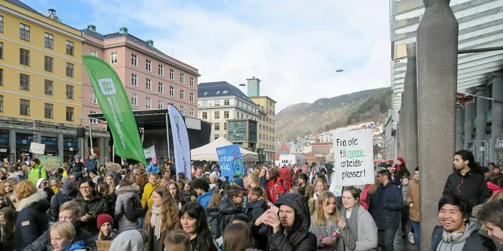 BRYR SEG: Sjømatrådet går i rette med lederen i Fiskeribladet. Bildet er fra klimastreik i Bergen i fjor høst.Foto: Kjersti Sandvik