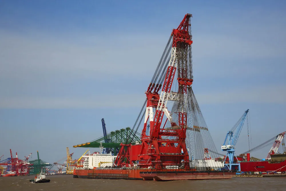 World record: 13200 tonnes lift test for Zhen Hua 30