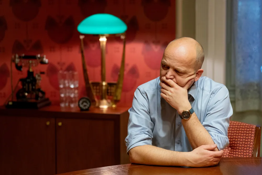 Hadde han kunnet gå tilbake i tid og gjøre jobben på nytt, ville finansminister Trygve Slagsvold Vedum (Sp) ha etablert en strømstøtte lik dagens ordning allerede i 2021. – Vi trodde det bare ville bli en kortvarig svingning, sier han.