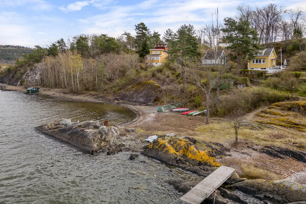 Det meldes om et stille og nedkjølt hyttemarked på øyene i indre Oslofjord. Prisen på den gule hytta til høyre på Bleikøya er satt ned til 6,3 millioner kroner.