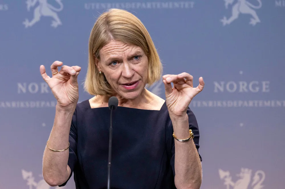 Frp og MDG ber Anniken Huitfeldt gå av som utenriksminister. Venstre mener handlingene hennes fremstår uansvarlige. Ap sier det er naturlig å stille henne flere og nye spørsmål i Stortingets kontrollkomité.