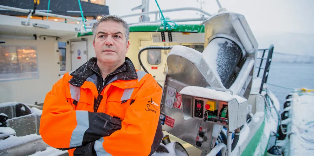 Rapporteringskravene utfordrer fiskernes rettssikkerhet, mener fisker Bent Gabrielsen. 1. januar heiser han piratflagg i sjarkmasta i protest.